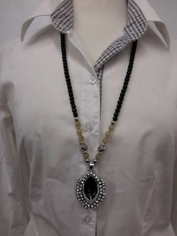 Kralenketting, 75 cm, zwart en zilverkl. kralen en beige edelsteenkralen, ovale hanger 