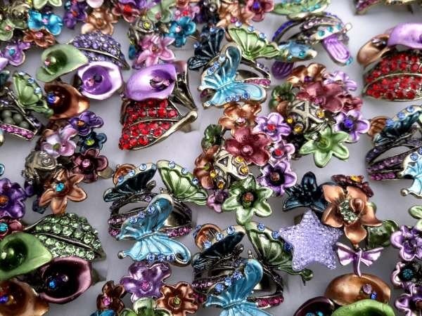 Ring, bronskleur, bont gekleurde bloemen, vlinders, strass, diverse modellen, assorti 50 stuks