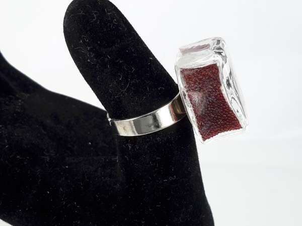 Ring, metaal, vierkant glas gevuld met bruinrode strasssteentjes, per 12 stuks