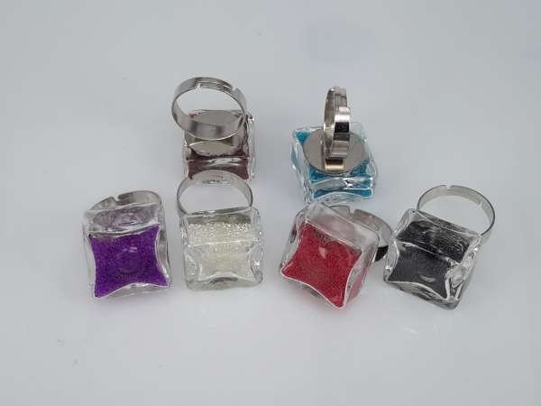 Ring, metaal, vierkant glas gevuld met strasssteentjes, mixpakket 12 stuks