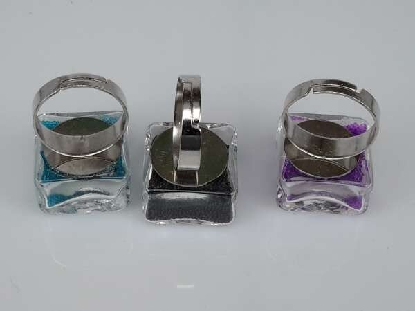 Ring, metaal, vierkant glas gevuld met strasssteentjes, mixpakket 12 stuks