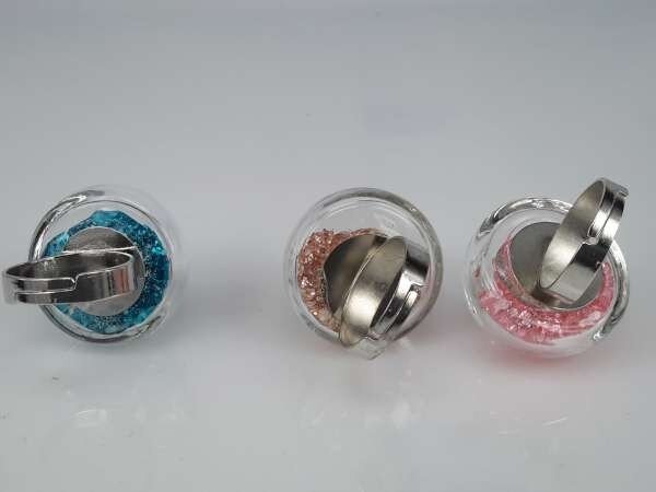 Ring, metaal, bol glas gevuld met strasssteentjes, mixpakket doos 12 stuks