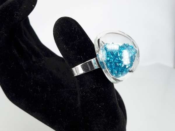 Ring, metaal, bol glas gevuld met strasssteentjes, mixpakket doos 12 stuks