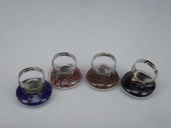 Ring, metaal, rond glas gevuld met gekleurde pareltjes, mixpakket 12 stuks