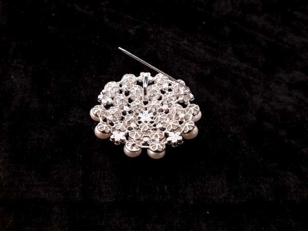 Broche, rond met 35 parelmoer zoetwater parels en veel strass