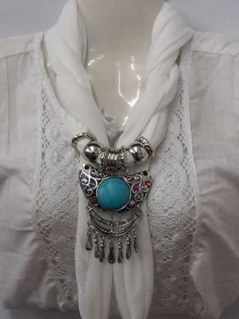 Sjaal gebroken wit en zwart met hanger: Tibetaanse geluk hanger met ronde turquoise steen.