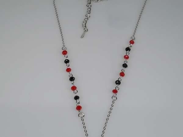 Ketting, zilverkleur met rood en zwarte facetkraaltjes, hanger: kruisje met strass