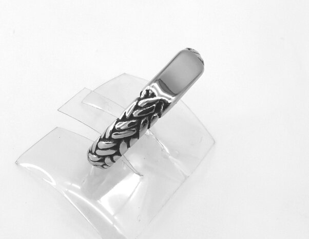 Schmaler Ring aus Edelstahl mit geflochtenem Designmotiv und einer Platte auf der Vorderseite, mit der Sie gravieren können. Box 36 Stück