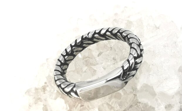 RVS smalle ring met gevlochten design motief en aan het voorzijde plaatje waar je mee kan graveren. doos 36 stuks