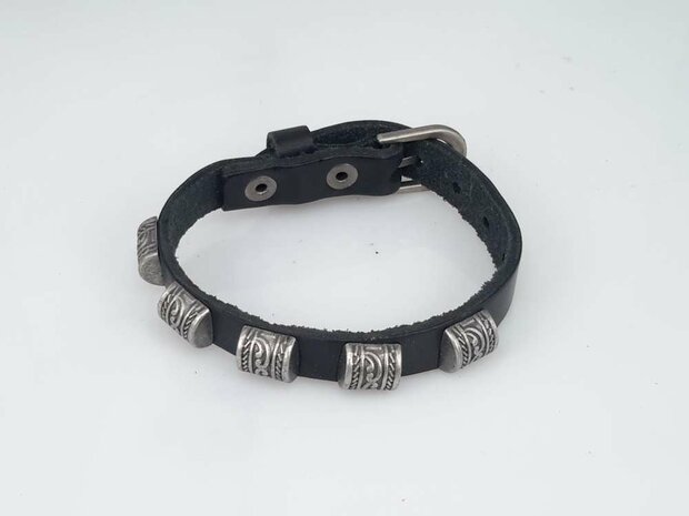 Lederarmband, 5 halbrunde Bolzen, Schnalle