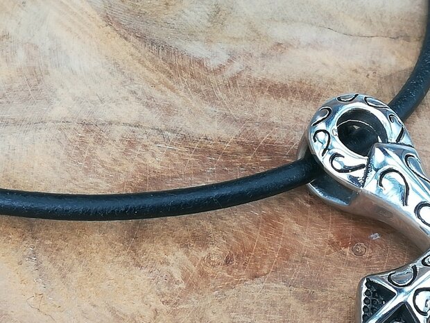 Runde schwarze Echtlederhalskette, rund, mit Karabinerverschluss.