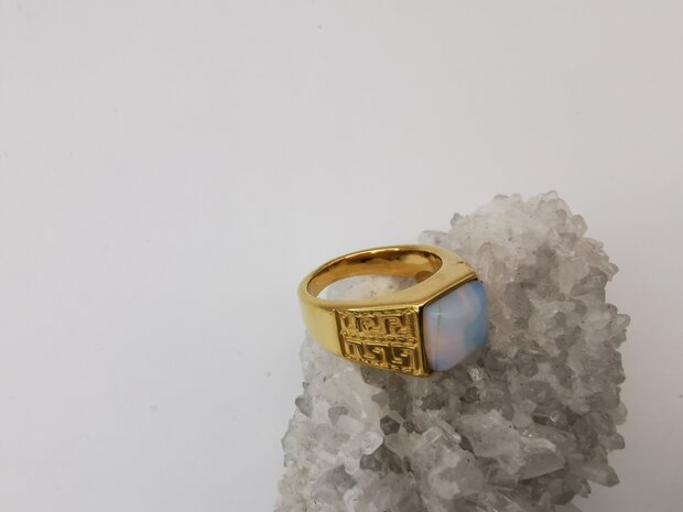 Edelstahl-Edelstein-Opal-goldfarbener griechischer Design-Ring. Vierkantringe mit Schutzstein