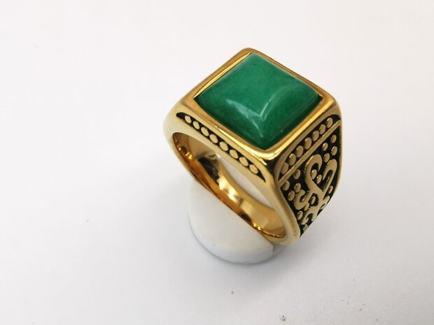 RVS Edelsteen vierkant Jade goudkleurig Ring. met zwarte/goud patronen aan de zijkant. 
