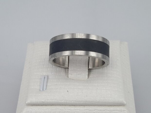 RVS robuuster ring zilver met zwarte mat in midden raakt men precies smaak van elke persoon.