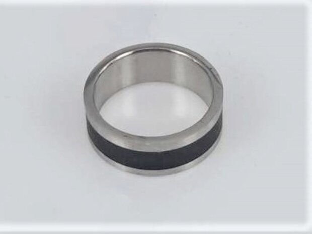 RVS robuuster ring zilver met zwarte mat in midden raakt men precies smaak van elke persoon.