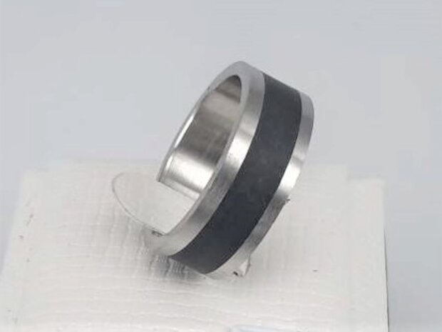 Edelstahl robuster Ring silber mit schwarz matt in der Mitte trifft den Geschmack jedes Menschen genau.