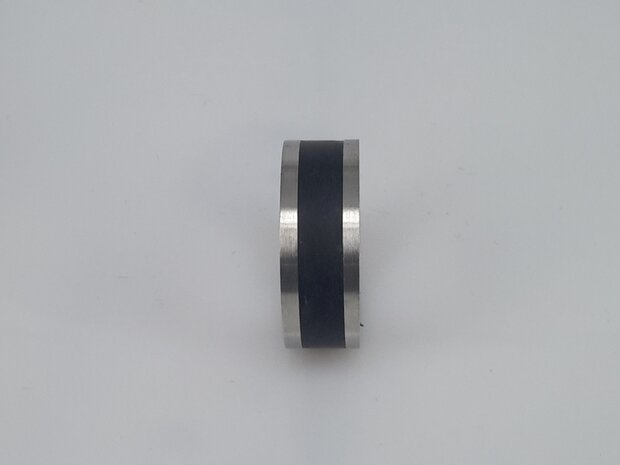 Edelstahl robuster Ring silber mit schwarz matt in der Mitte trifft den Geschmack jedes Menschen genau.