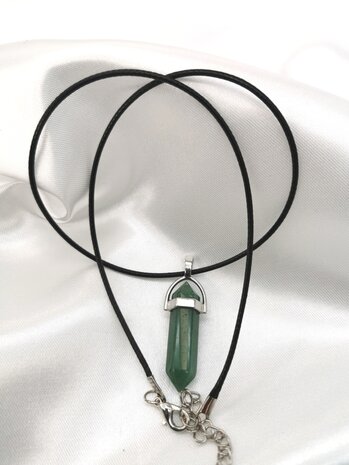 Ketting met Groene Aventurijn, edelsteenhanger, obelisk pegel