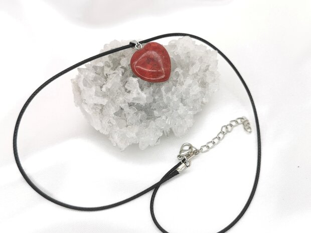 Halskette mit rotem Jaspis, Edelsteinanhänger, Herzform.
