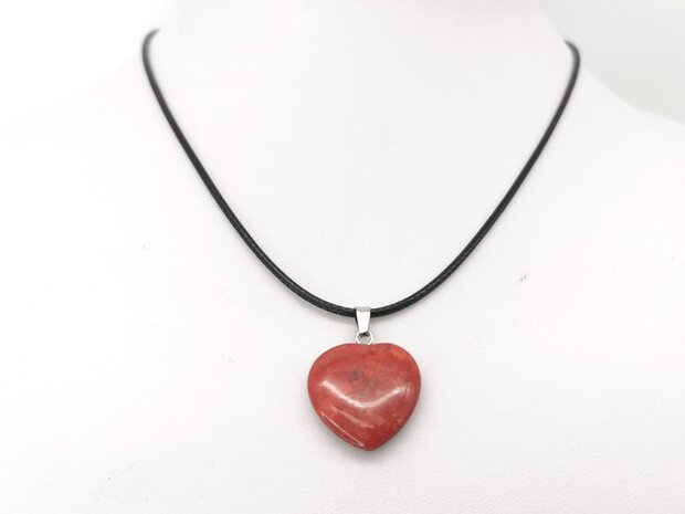 Halskette mit rotem Jaspis, Edelsteinanhänger, Herzform.
