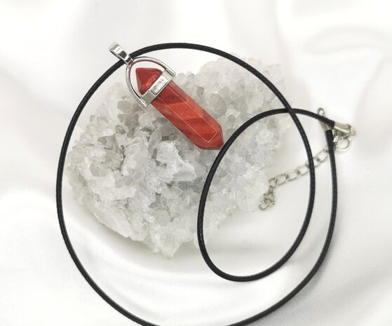 Halskette mit rotem Jaspis, Edelsteinanhänger, Obelisk-Eiszapfen.