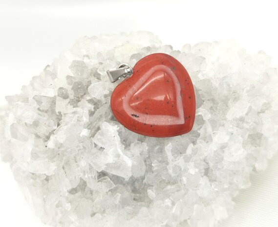 Roter Jaspis, Edelsteinanhänger, Herzform.