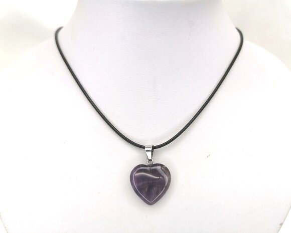 Schwarze Halskette mit Herz Amethyst, Edelsteinanhänger.