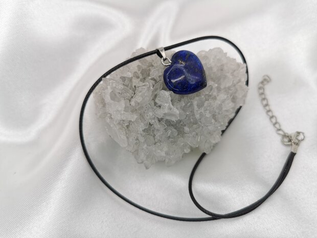 Halskette mit Anhänger, Lapislazuli-Herz, Quarz-Edelstein.