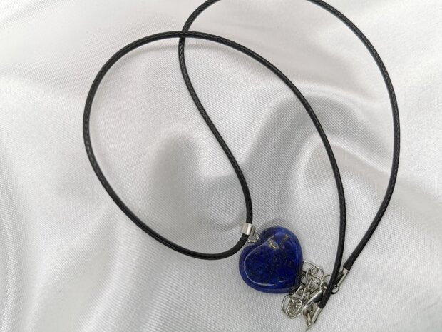 Ketting met Hanger, Lapis lazuli hartje, kwarts edelsteen.