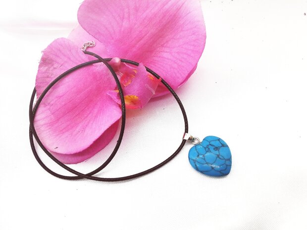 Ketting met Turquoise blauw, edelsteenhanger, Hartje vorm.