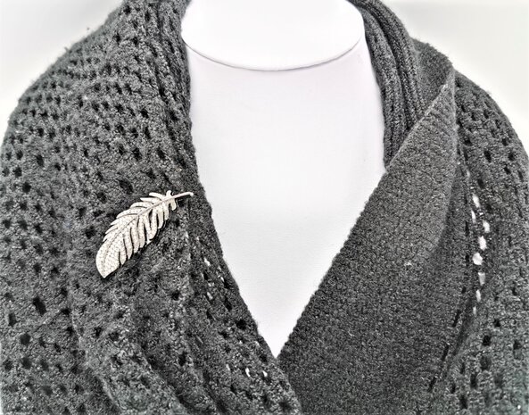 Magneet Broche -  Zwartkleur - veertje – strass, perfect om je sjaals, omslagdoek en vest te sluiten zonder gaatjes.