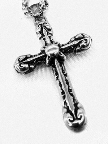 Robustes gotisches Symbolik-Kreuz aus Edelstahl mit sorgfältig gearbeitetem Design.
