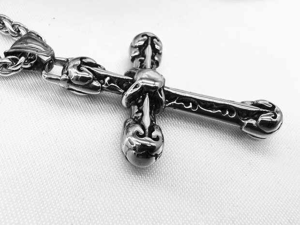 Robustes gotisches Symbolik-Kreuz aus Edelstahl mit sorgfältig gearbeitetem Design.