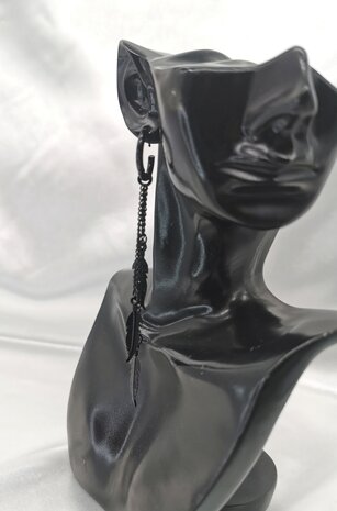 Schwarzfarbener Edelstahl-Ohrring von Ø 12 mm mit 3 losen Ketten unterschiedlicher Länge, an denen eine schöne Feder hängt.