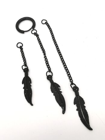 Schwarzfarbener Edelstahl-Ohrring von Ø 12 mm mit 3 losen Ketten unterschiedlicher Länge, an denen eine schöne Feder hängt.