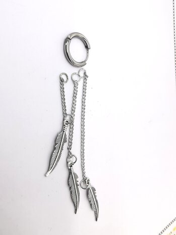 Silberfarbener Edelstahl-Ohrring von Ø 12 mm mit 3 losen Ketten unterschiedlicher Länge, an denen eine schöne Feder hängt.
