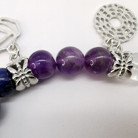 Chakra armband van natuursteen met 7 gebed bedel.