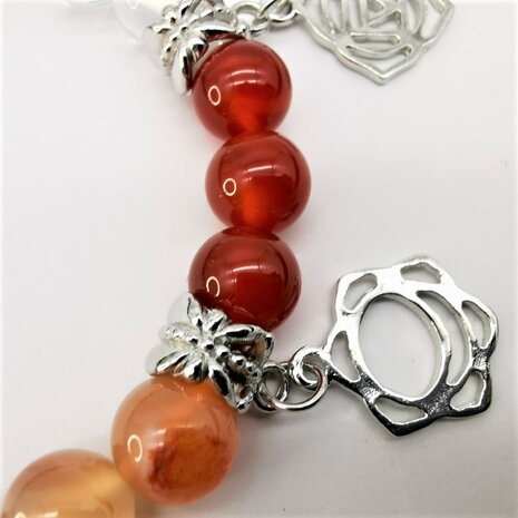 Chakra armband van natuursteen met 7 gebed bedel.