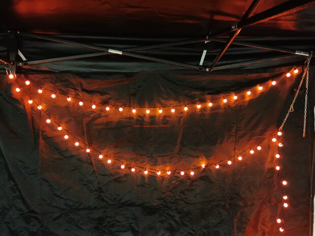 Oranje lichtsnoer, 100 oranje leds in wit bolletje, 10 meter, 8 progamma’s & afstandsbedienig, doorkoppelbaar, IP44, voor binnen en buiten