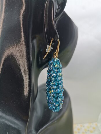 RVS Goldfarbene Ohrringe mit blauen/grünen Glasperlen im Facettenschliff