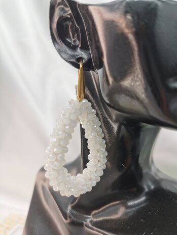 RVS Goldfarbene Ohrringe mit weißen Glasperlen im Facettenschliff