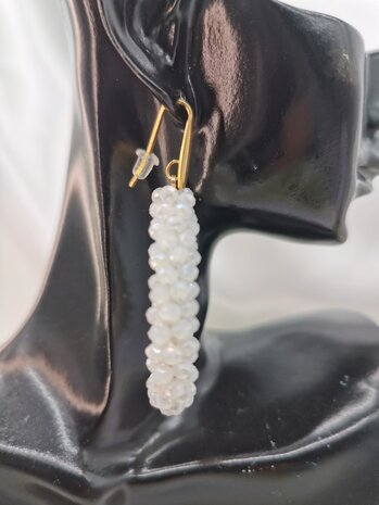 RVS Goldfarbene Ohrringe mit weißen Glasperlen im Facettenschliff