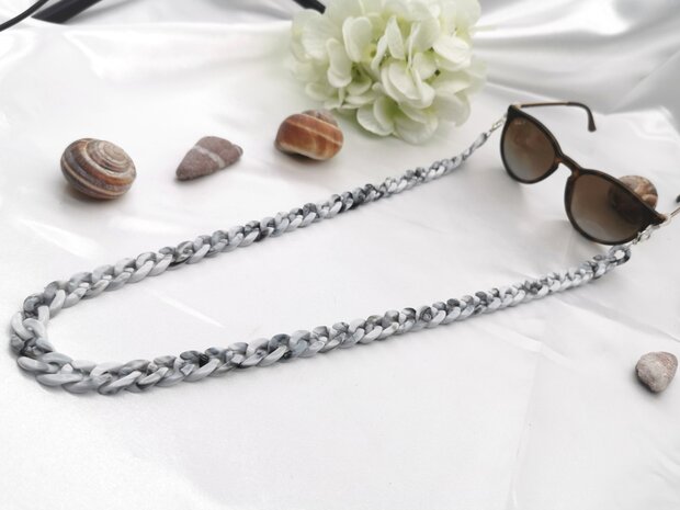 Trendige 2-in-1-Sonnenbrille/Halskette – Brillenband, Acryl-Gliederkette – L70 cm, Marmor-Melange