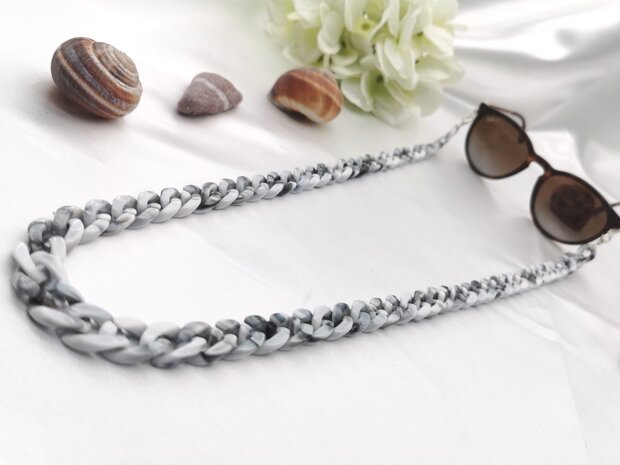 Trendige 2-in-1-Sonnenbrille/Halskette – Brillenband, Acryl-Gliederkette – L70 cm, Marmor-Melange