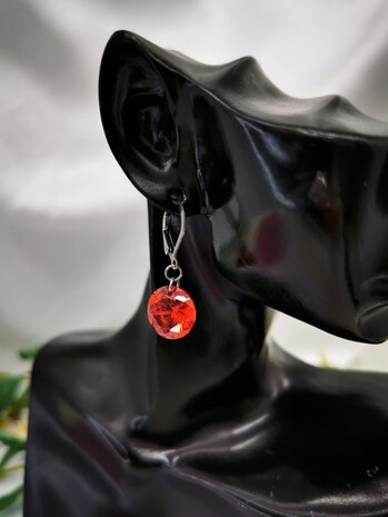 Ohrringe mit rotem Kristall im Facettenschliff, Ø 12 mm – Edelstahl