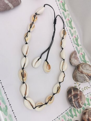 Ketting Bohemian kauri schelp, zwart verstelbaar touw.