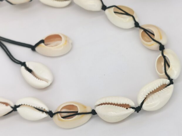 Ketting Bohemian kauri schelp, zwart verstelbaar touw.