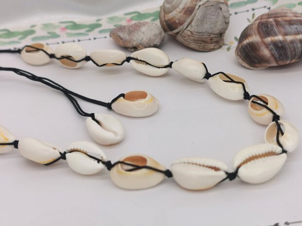 Ketting Bohemian kauri schelp, zwart verstelbaar touw.