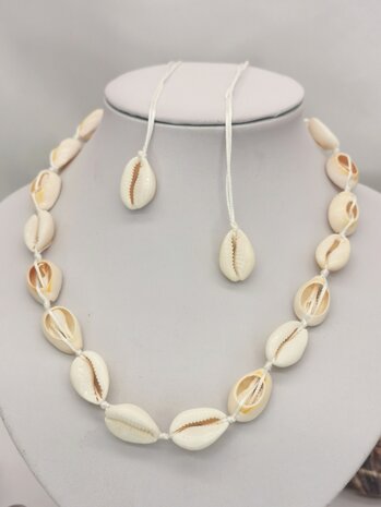 Ketting Bohemian kauri schelp, wit verstelbaar touw.