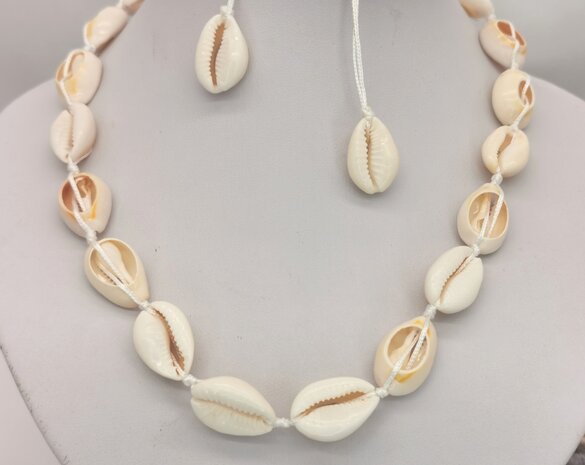 Ketting Bohemian kauri schelp, wit verstelbaar touw.